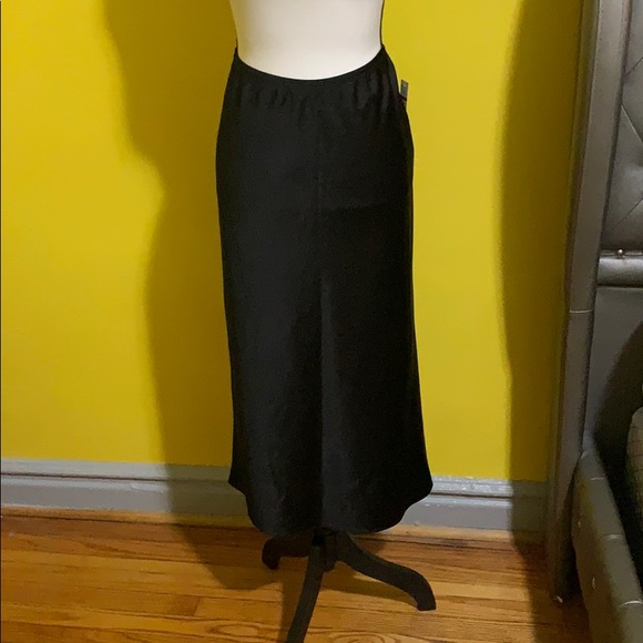The Limited Dresses & Skirts - 🌸5/$25 NWT The Limited Black Midi skirt